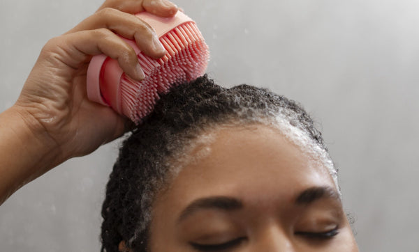imagem ilustrativa de mulher praticando sua rotina de scalp care 